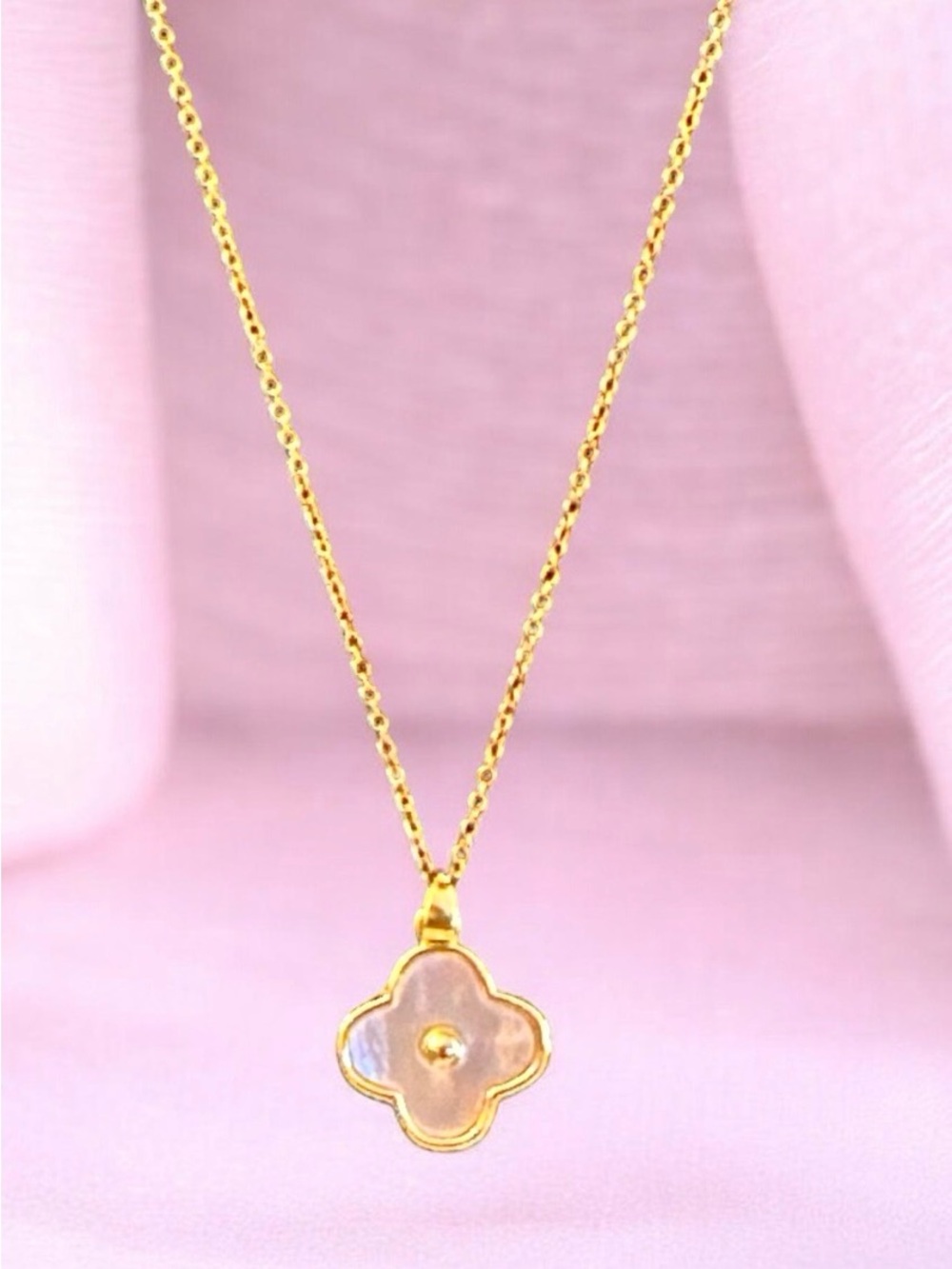 Gold flower  Pendant Necklace with white Mother-of-Pearl